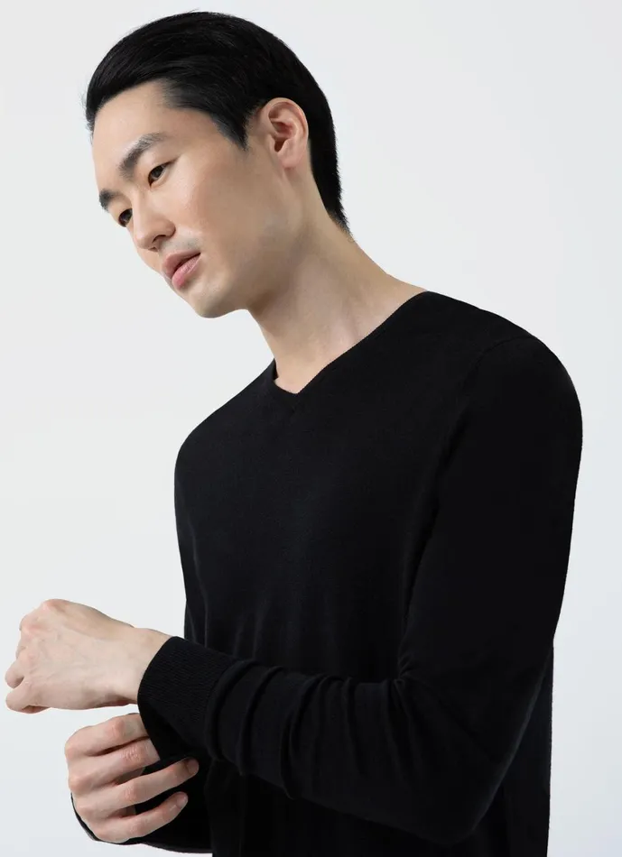 ExtraFine Merino V Neck Black Men SUNSPEL Knitwear