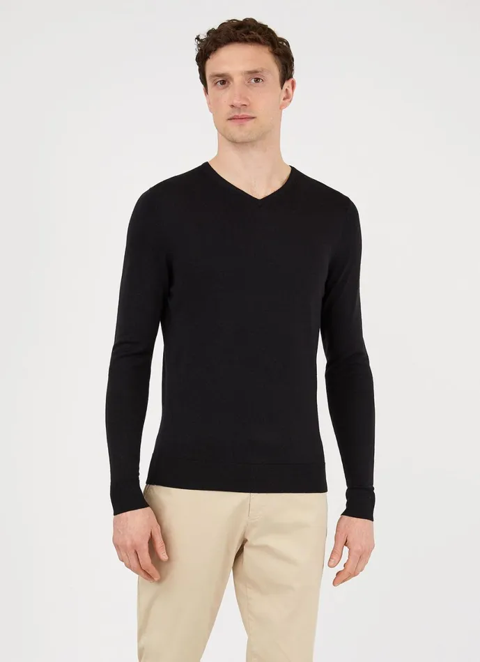 ExtraFine Merino V Neck Black Men SUNSPEL Knitwear