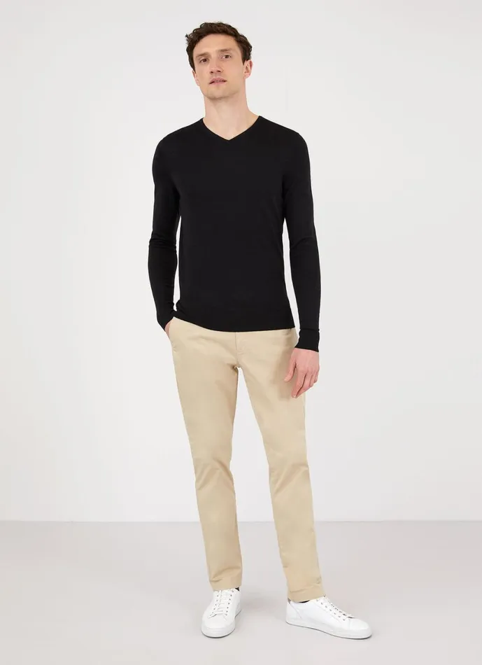 ExtraFine Merino V Neck Black Men SUNSPEL Knitwear