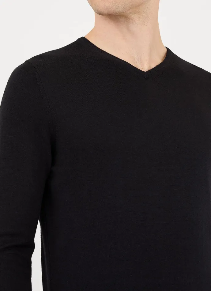 ExtraFine Merino V Neck Black Men SUNSPEL Knitwear