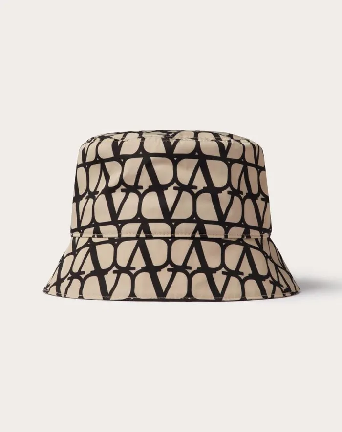 Valentino Hats And Gloves Man Toile Iconographe Nylon Bucket Hat For Man In Beigeblack Beigeblack Valentino Hats And Gloves Man Toile Iconographe Nylon Bucket Hat For Man In Beigeblack Beigeblack