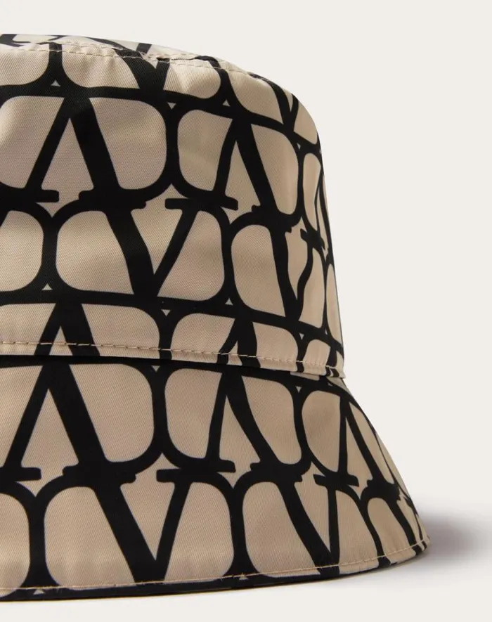 Valentino Hats And Gloves Man Toile Iconographe Nylon Bucket Hat For Man In Beigeblack Beigeblack Valentino Hats And Gloves Man Toile Iconographe Nylon Bucket Hat For Man In Beigeblack Beigeblack