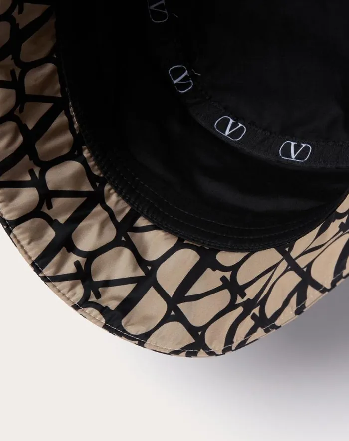 Valentino Hats And Gloves Man Toile Iconographe Nylon Bucket Hat For Man In Beigeblack Beigeblack Valentino Hats And Gloves Man Toile Iconographe Nylon Bucket Hat For Man In Beigeblack Beigeblack