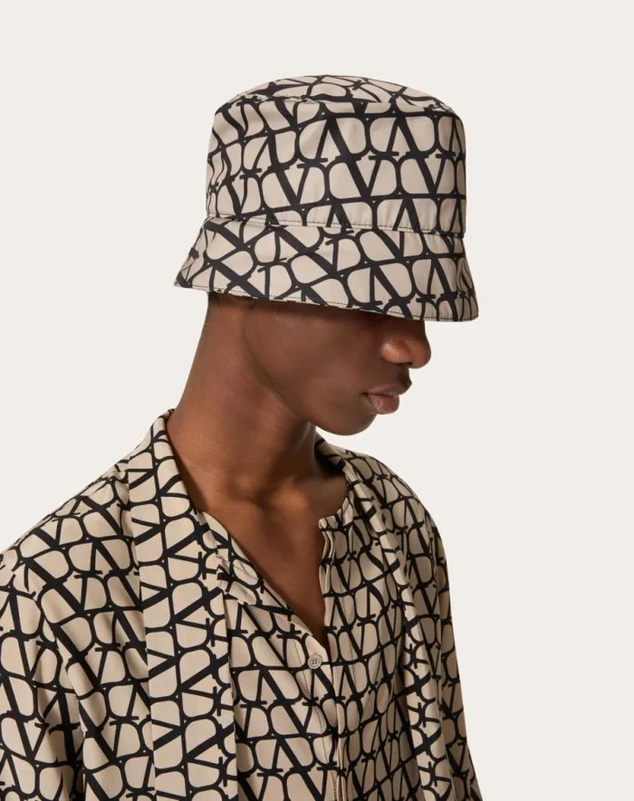 Valentino Hats And Gloves Man Toile Iconographe Nylon Bucket Hat For Man In Beigeblack Beigeblack Valentino Hats And Gloves Man Toile Iconographe Nylon Bucket Hat For Man In Beigeblack Beigeblack