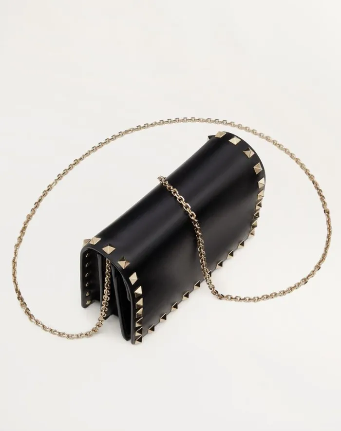 Valentino Mini Bags Woman Rockstud Calfskin Chain Pouch For Woman In Poudre Poudre Valentino Mini Bags Woman Rockstud Calfskin Chain Pouch For Woman In Poudre Poudre