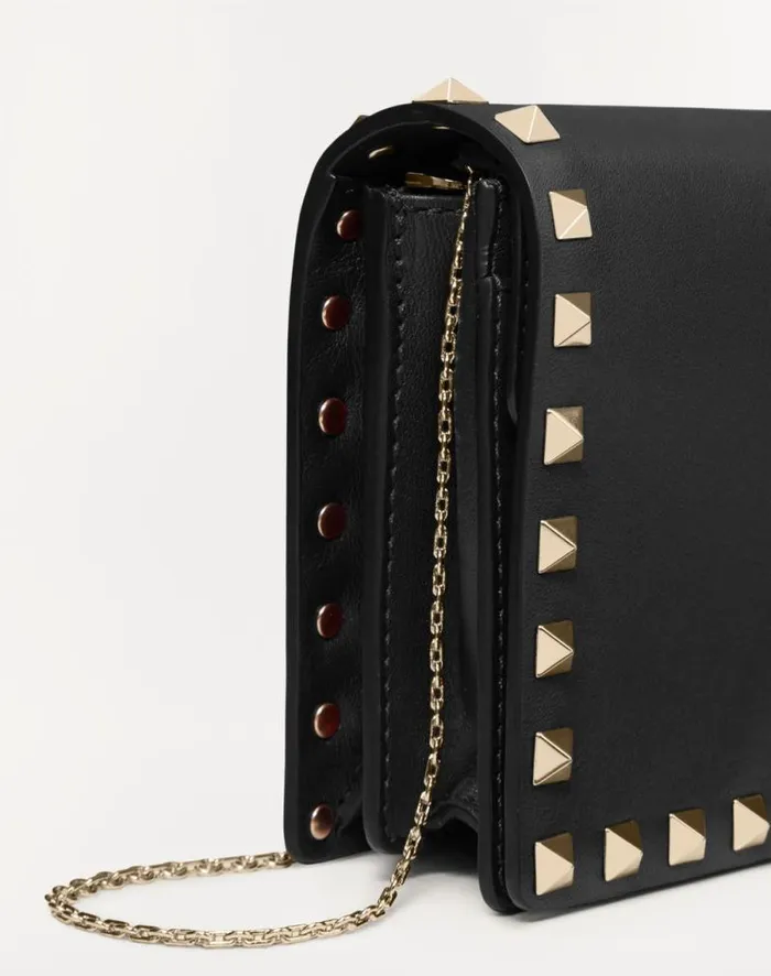 Valentino Mini Bags Woman Rockstud Calfskin Chain Pouch For Woman In Poudre Poudre Valentino Mini Bags Woman Rockstud Calfskin Chain Pouch For Woman In Poudre Poudre