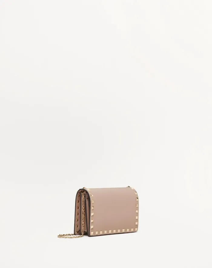Valentino Mini Bags Woman Rockstud Calfskin Chain Pouch For Woman In Poudre Poudre Valentino Mini Bags Woman Rockstud Calfskin Chain Pouch For Woman In Poudre Poudre