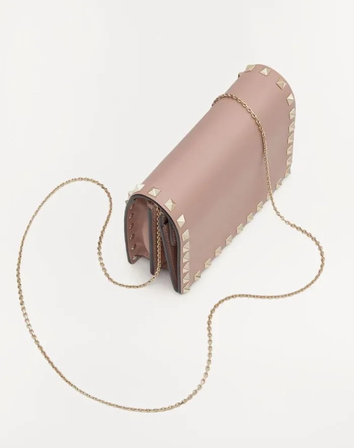 Valentino Mini Bags Woman Rockstud Calfskin Chain Pouch For Woman In Poudre Poudre Valentino Mini Bags Woman Rockstud Calfskin Chain Pouch For Woman In Poudre Poudre