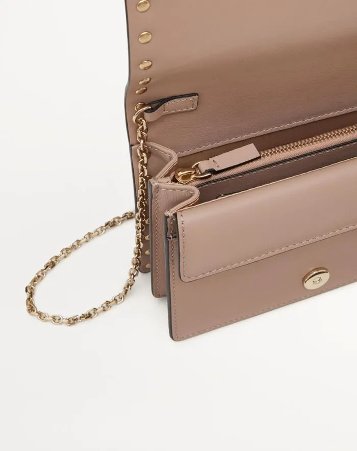 Valentino Mini Bags Woman Rockstud Calfskin Chain Pouch For Woman In Poudre Poudre Valentino Mini Bags Woman Rockstud Calfskin Chain Pouch For Woman In Poudre Poudre