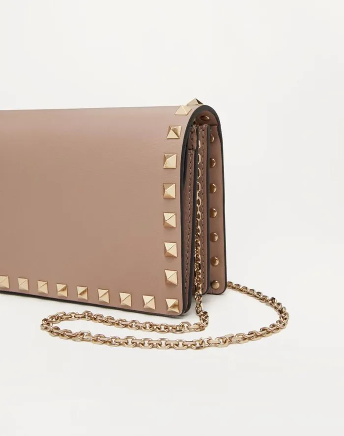 Valentino Mini Bags Woman Rockstud Calfskin Chain Pouch For Woman In Poudre Poudre Valentino Mini Bags Woman Rockstud Calfskin Chain Pouch For Woman In Poudre Poudre