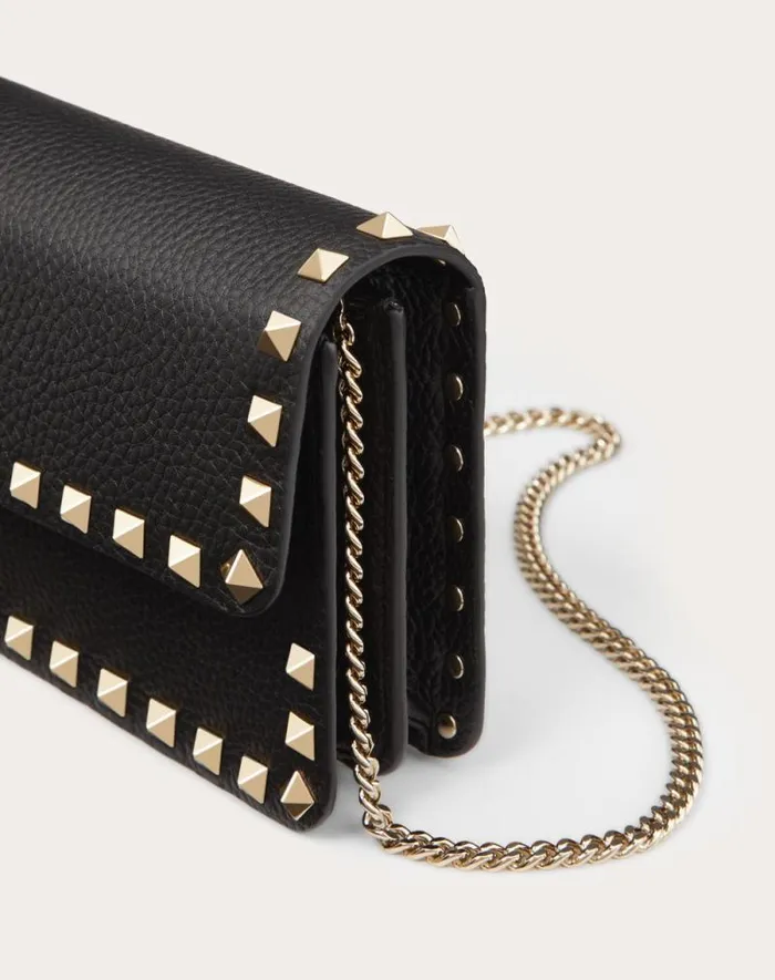 Valentino Mini Bags Woman Rockstud Grainy Calfskin Chain Pouch For Woman In Poudre Poudre Valentino Mini Bags Woman Rockstud Grainy Calfskin Chain Pouch For Woman In Poudre Poudre