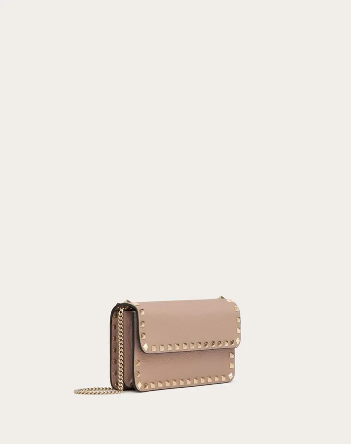 Valentino Mini Bags Woman Rockstud Grainy Calfskin Chain Pouch For Woman In Poudre Poudre Valentino Mini Bags Woman Rockstud Grainy Calfskin Chain Pouch For Woman In Poudre Poudre