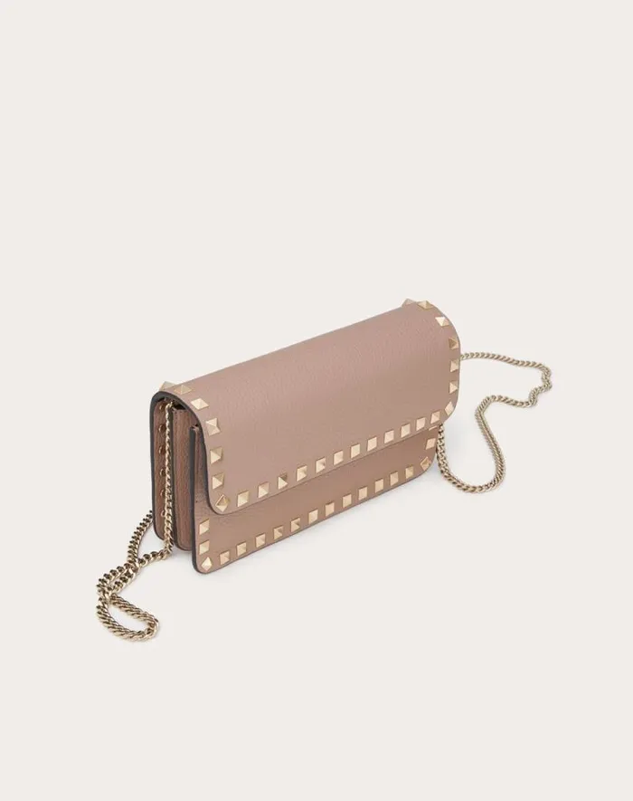 Valentino Mini Bags Woman Rockstud Grainy Calfskin Chain Pouch For Woman In Poudre Poudre Valentino Mini Bags Woman Rockstud Grainy Calfskin Chain Pouch For Woman In Poudre Poudre