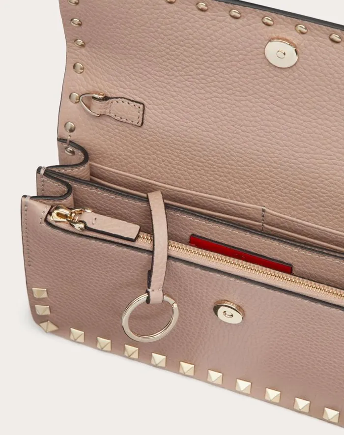 Valentino Mini Bags Woman Rockstud Grainy Calfskin Chain Pouch For Woman In Poudre Poudre Valentino Mini Bags Woman Rockstud Grainy Calfskin Chain Pouch For Woman In Poudre Poudre