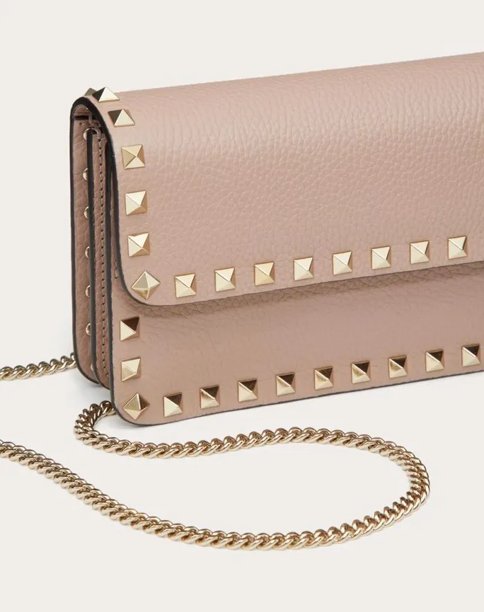 Valentino Mini Bags Woman Rockstud Grainy Calfskin Chain Pouch For Woman In Poudre Poudre Valentino Mini Bags Woman Rockstud Grainy Calfskin Chain Pouch For Woman In Poudre Poudre