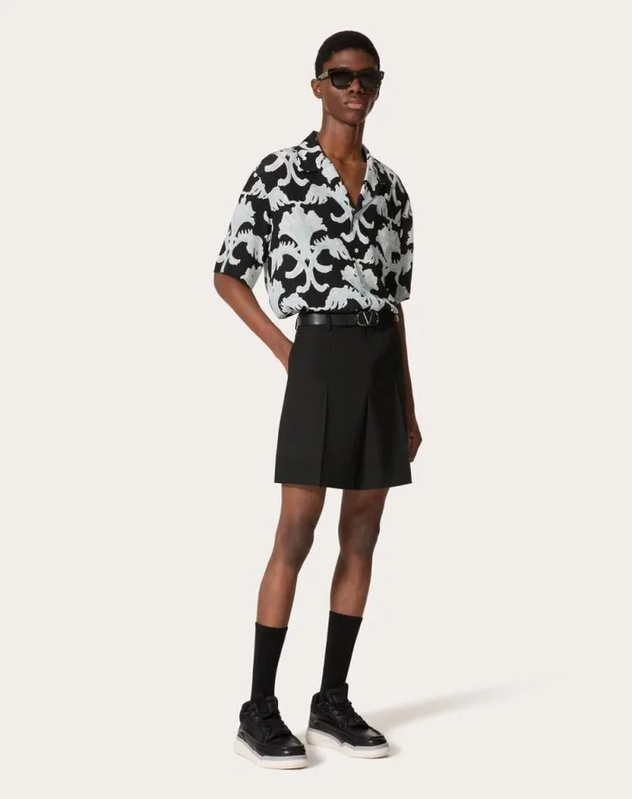 Valentino Shirts Man Metamorphos Wall Print Silk Bowling Shirt For Man In Blackpearl Gray Blackpearl Gray Valentino Shirts Man Metamorphos Wall Print Silk Bowling Shirt For Man In Blackpearl Gray Blackpearl Gray