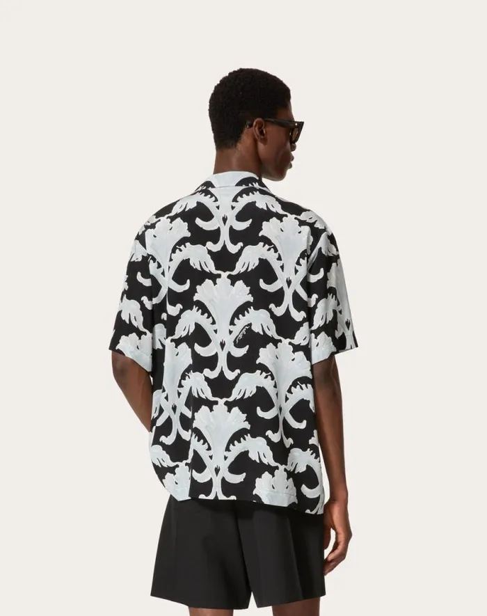 Valentino Shirts Man Metamorphos Wall Print Silk Bowling Shirt For Man In Blackpearl Gray Blackpearl Gray Valentino Shirts Man Metamorphos Wall Print Silk Bowling Shirt For Man In Blackpearl Gray Blackpearl Gray