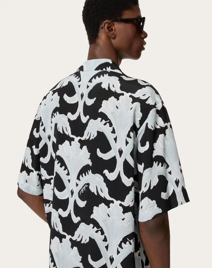 Valentino Shirts Man Metamorphos Wall Print Silk Bowling Shirt For Man In Blackpearl Gray Blackpearl Gray Valentino Shirts Man Metamorphos Wall Print Silk Bowling Shirt For Man In Blackpearl Gray Blackpearl Gray