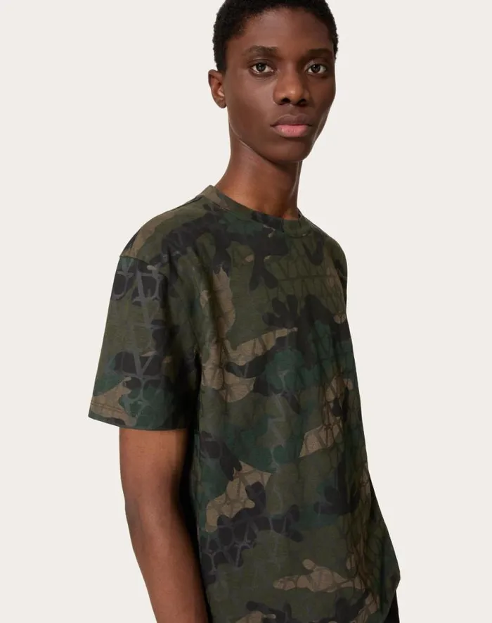 Valentino Tshirts And Sweatshirts Man Cotton Tshirt With Toile Iconographe Camouflage Print For Man In Toile Camou Army Toile Camou Army Valentino Tshirts And Sweatshirts Man Cotton Tshirt With Toile Iconographe Camouflage Print For Man In Toile Camou Army Toile Camou Army