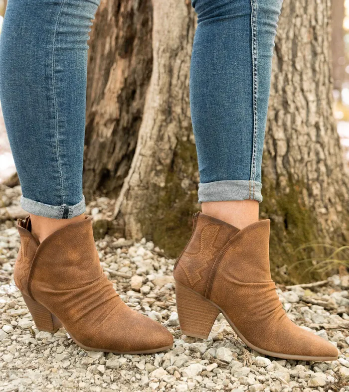 Women Baretraps Booties Leanna Bootie Cashew