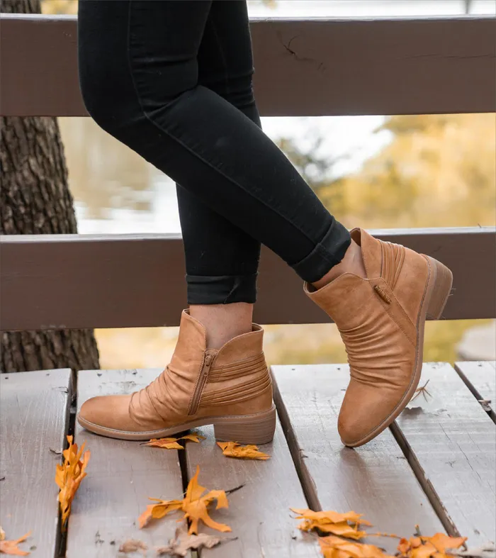 Women Baretraps Booties Sazzie Bootie Sand