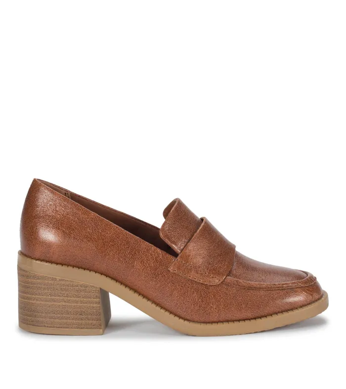 Women Baretraps Flats and Loafers Accord Penny Loafer Auburn